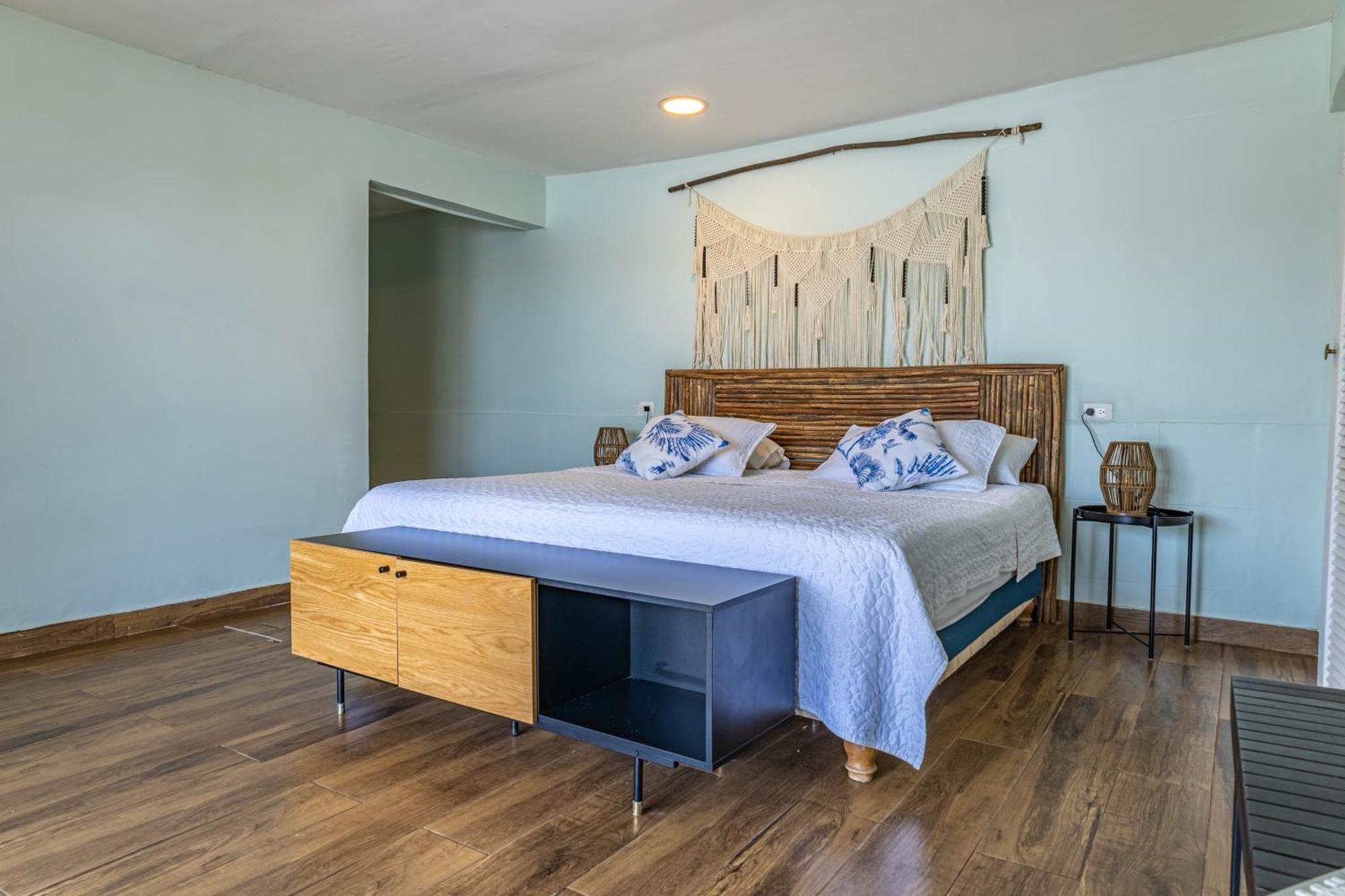 Fragata Island House Guest house