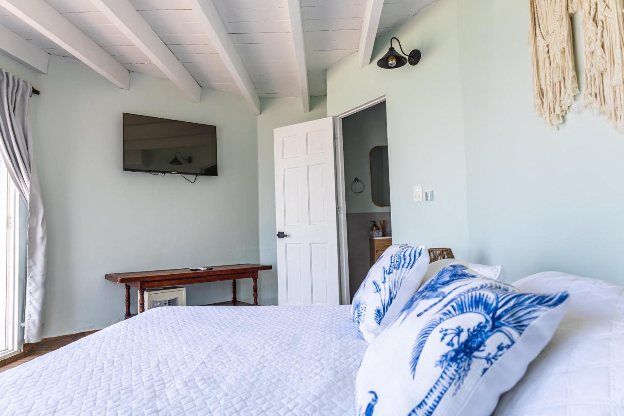 Fragata Island House Guest house